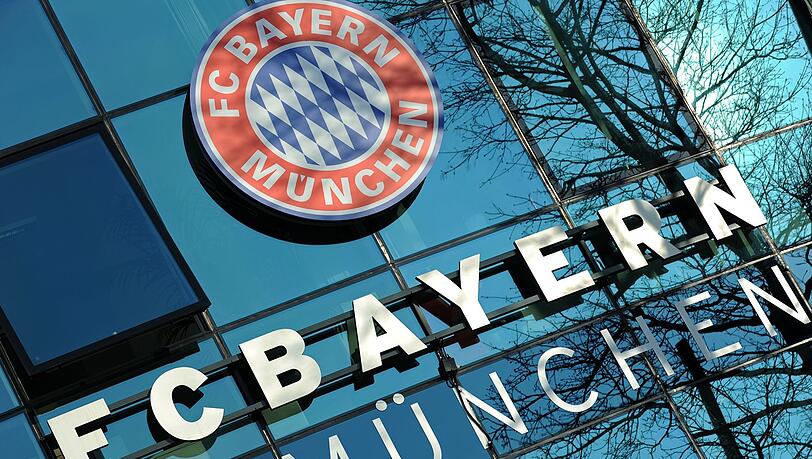 Das Logo des FC Bayern an einem Gebäude auf dem Vereinsgelände an der Säbener Straße. Das Logo des FC Bayern an einem Gebäude auf dem Vereinsgelände an der Säbener Straße.
