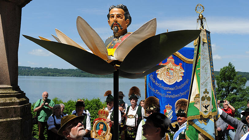 Anhänger des bayerischen Königs Ludwig II. nehmen an einem Gedenkgottesdienst in Berg am Starnberger See teil. (Archivbild) Anhänger des bayerischen Königs Ludwig II. nehmen an einem Gedenkgottesdienst in Berg am Starnberger See teil. (Archivbild)