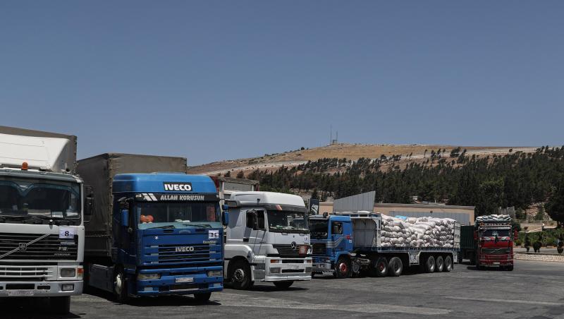 Lastwagen mit humanitärer Hilfe am türkisch-syrischen Grenzübergang Bab Al-Hawa. Lastwagen mit humanitärer Hilfe am türkisch-syrischen Grenzübergang Bab Al-Hawa.
