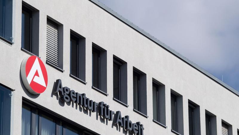 Der Schriftzug der "Agentur für Arbeit" an einem Gebäude. Foto: Marijan Murat/dpa/Archivbild Der Schriftzug der "Agentur für Arbeit" an einem Gebäude. Foto: Marijan Murat/dpa/Archivbild