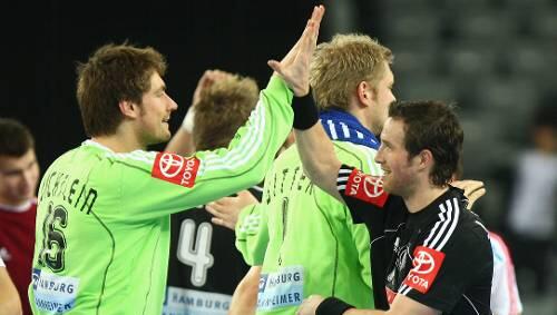Abklatschen zum Abschied: Torwart Carsten Lichtlein (l.) und Torsten Jansen. Abklatschen zum Abschied: Torwart Carsten Lichtlein (l.) und Torsten Jansen.