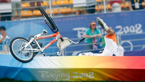 Okay, es sieht so aus, als täte sich der Holländer Raymon van der Biezen weh bei diesem Sturz. Aber beim BMX-Fahren gehört so etwas dazu, der guten Laune tut das keinen Abbruch. Okay, es sieht so aus, als täte sich der Holländer Raymon van der Biezen weh bei diesem Sturz. Aber beim BMX-Fahren gehört so etwas dazu, der guten Laune tut das keinen Abbruch.