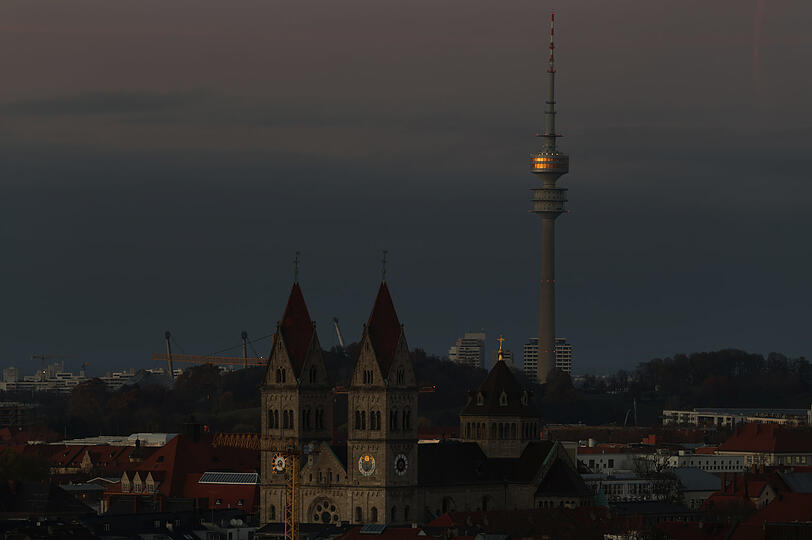 Letztes Glühen an der St.-Benno-Kirche und oben am Olympiaturm.