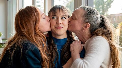 "So haben wir dich nicht erzogen": Balbina Augustin (Brigitte Hobmeier, l.), Hedwig Schaller (Alina Schaller, M.) und Inka Schaller (Gerti Drassl). "So haben wir dich nicht erzogen": Balbina Augustin (Brigitte Hobmeier, l.), Hedwig Schaller (Alina Schaller, M.) und Inka Schaller (Gerti Drassl).