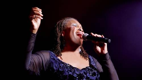 Queen Esther Marrow singt in München. Queen Esther Marrow singt in München.