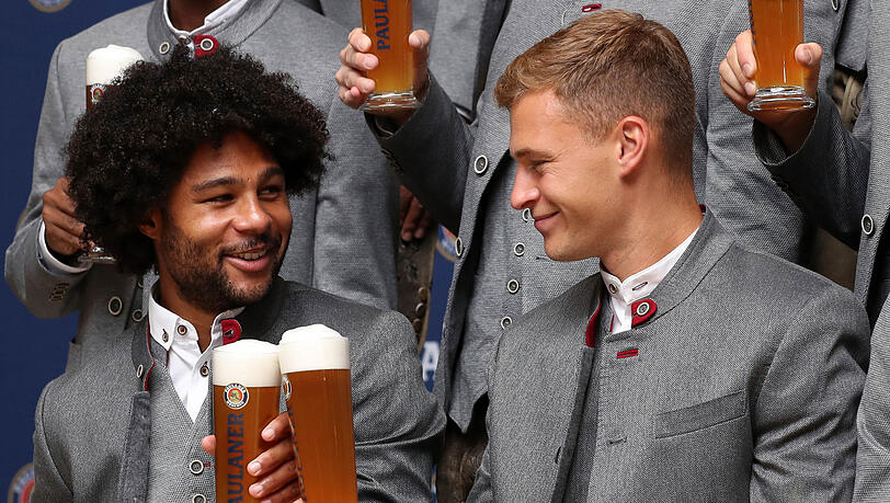 Die besten Freunde Serge Gnabry (l.) und Joshua Kimmich – mit ihrem Weißbier.