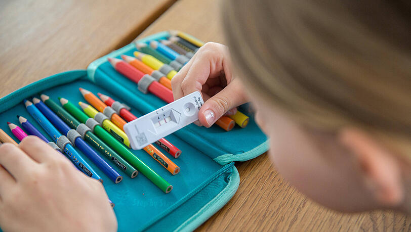Eine Zeit lang mussten sich Kinder in der Schule gegen das Coronavirus testen. (Symbolbild) Eine Zeit lang mussten sich Kinder in der Schule gegen das Coronavirus testen. (Symbolbild)