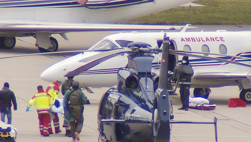 Das mutmaßliche Clan-Mitglied wird am Flughafen Hannover von einem Hubschrauber der Bundespolizei in ein Privatflugzeug getragen. Das mutmaßliche Clan-Mitglied wird am Flughafen Hannover von einem Hubschrauber der Bundespolizei in ein Privatflugzeug getragen.
