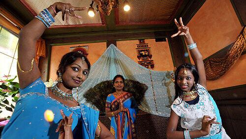 Die indischen Tänzerinnen Auxilia, Mary Alice und Anusiya Albert (v. li.) bieten mit ihren traditionellen Gewändern einen Vorgeschmack aufs Festival „Spirit Asia“. Die indischen Tänzerinnen Auxilia, Mary Alice und Anusiya Albert (v. li.) bieten mit ihren traditionellen Gewändern einen Vorgeschmack aufs Festival „Spirit Asia“.