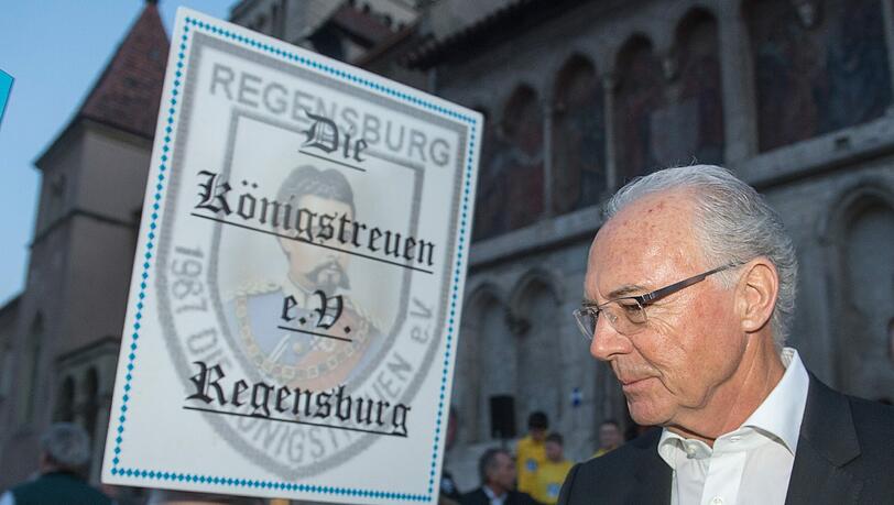 "Kaiser" Franz Beckenbauer steht vor der Preisverleihung neben einem Schild mit der Aufschrift "Die Königstreuen e. V. Regensburg". "Kaiser" Franz Beckenbauer steht vor der Preisverleihung neben einem Schild mit der Aufschrift "Die Königstreuen e. V. Regensburg".