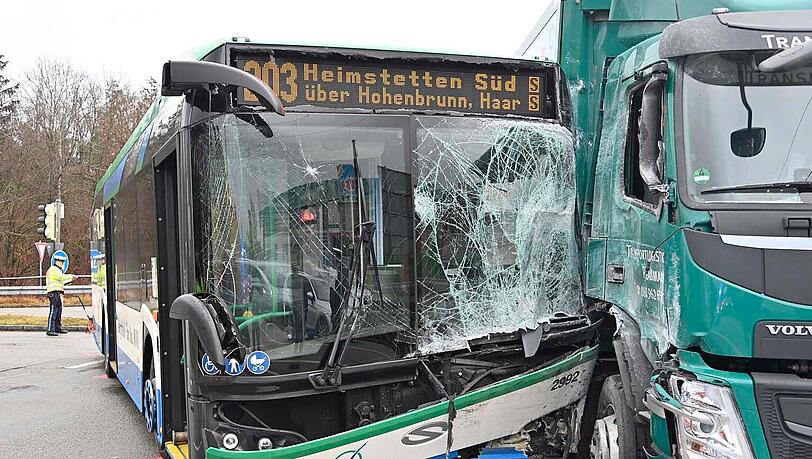 Der Busfahrer wurde durch die Frontscheibe geschleudert und schwer verletzt. Der Busfahrer wurde durch die Frontscheibe geschleudert und schwer verletzt.