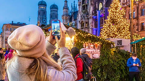 Der Christbaum am Marienplatz (hier der vom vergangenen Advent) kommt jedes Jahr als Geschenk eines Baumspenders nach München. Heuer wird er aus dem Tiroler Ellmau geliefert und Donnerstagfrüh (6.11.) um 6 Uhr aufgestellt. Erleuchtet wird er dann am Montag, 24. November (17 Uhr), zur Eröffnung des Christkindlmarkts. Der Christbaum am Marienplatz (hier der vom vergangenen Advent) kommt jedes Jahr als Geschenk eines Baumspenders nach München. Heuer wird er aus dem Tiroler Ellmau geliefert und Donnerstagfrüh (6.11.) um 6 Uhr aufgestellt. Erleuchtet wird er dann am Montag, 24. November (17 Uhr), zur Eröffnung des Christkindlmarkts.