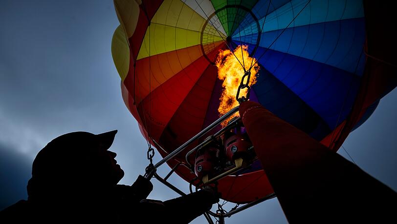 Unglücklich: Ein Heißluftballon hat sich in Brannenburg in den Bäumen verfangen. Unglücklich: Ein Heißluftballon hat sich in Brannenburg in den Bäumen verfangen.