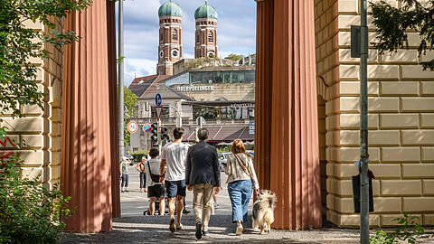 Vom Alten Botanischen Garten ist die Frauenkirche nur einen kurzen Spaziergang entfernt. München ist für leidenschaftliche Fußgänger die perfekte Stadt zum Umherschlendern und Flanieren. Marko Roeske hat in seinem Buch "Zu Fuß durch München" deshalb zwölf Spaziergänge zusammengetragen, die jeden Ausflug durch unsere wunderschöne Stadt bereichern. Vom Alten Botanischen Garten ist die Frauenkirche nur einen kurzen Spaziergang entfernt. München ist für leidenschaftliche Fußgänger die perfekte Stadt zum Umherschlendern und Flanieren. Marko Roeske hat in seinem Buch "Zu Fuß durch München" deshalb zwölf Spaziergänge zusammengetragen, die jeden Ausflug durch unsere wunderschöne Stadt bereichern.