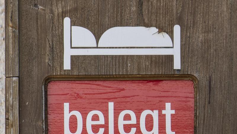Eine Holztafel an einer Ferienwohnung zeigt an, dass die Zimmer belegt sind. Foto: Patrick Seeger/dpa/Symbolbild Eine Holztafel an einer Ferienwohnung zeigt an, dass die Zimmer belegt sind. Foto: Patrick Seeger/dpa/Symbolbild
