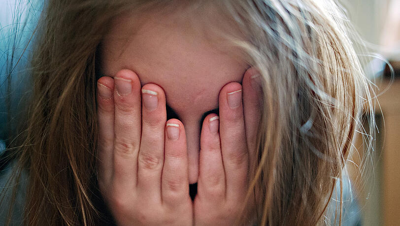 Auf einer Pressekonferenz in Berlin wurde der erste Zwischenbericht der Unabhängigen Kommission zur Aufarbeitung sexuellen Kindesmissbrauchs vorgestellt. Auf einer Pressekonferenz in Berlin wurde der erste Zwischenbericht der Unabhängigen Kommission zur Aufarbeitung sexuellen Kindesmissbrauchs vorgestellt.