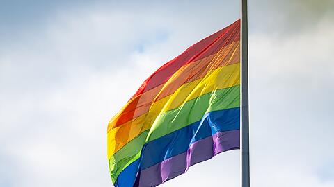 Bundeskanzler Merz möchte die Regenbogenflagge am Bundestag nur an einem Tag gehisst sehen. (Archivbild) Bundeskanzler Merz möchte die Regenbogenflagge am Bundestag nur an einem Tag gehisst sehen. (Archivbild)