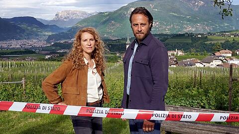 "Der Bozen-Krimi: Rebenblut": "Capo" Sonja Schwarz (Chiara Schoras, l.) und ihr Kollege Jonas Kerschbaumer (Gabriel Raab) ermitteln zwischen den Reben. "Der Bozen-Krimi: Rebenblut": "Capo" Sonja Schwarz (Chiara Schoras, l.) und ihr Kollege Jonas Kerschbaumer (Gabriel Raab) ermitteln zwischen den Reben.