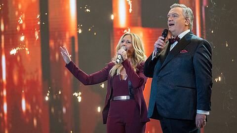 "Die Helene Fischer Show": Die Gastgeberin performt mit Entertainer Hape Kerkeling. "Die Helene Fischer Show": Die Gastgeberin performt mit Entertainer Hape Kerkeling.