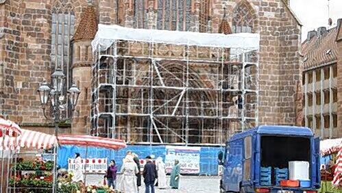 Das Portal der Frauenkirche am Hauptmarkt ist eingerüstet. Das Portal der Frauenkirche am Hauptmarkt ist eingerüstet.