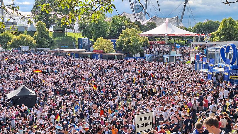 Mehr als anderthalb Stunden vor Anpfiff ist die Fan Zone im Olympiapark gerappelt voll. Mehr als anderthalb Stunden vor Anpfiff ist die Fan Zone im Olympiapark gerappelt voll.
