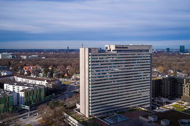 Blick vom Arabellahaus auf das Westin Grand, ebenfalls im Arabellapark. Auch dieses Gebäude ist in die Jahre gekommen. Blick vom Arabellahaus auf das Westin Grand, ebenfalls im Arabellapark. Auch dieses Gebäude ist in die Jahre gekommen.