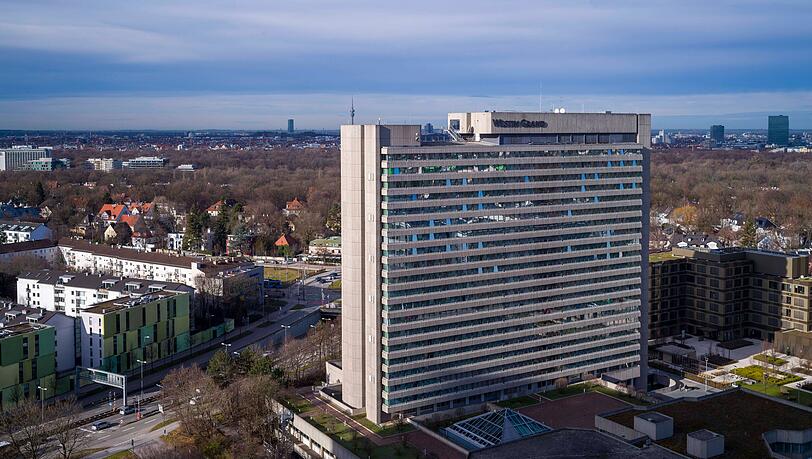 Blick vom Arabellahaus auf das Westin Grand, ebenfalls im Arabellapark. Auch dieses Gebäude ist in die Jahre gekommen. Blick vom Arabellahaus auf das Westin Grand, ebenfalls im Arabellapark. Auch dieses Gebäude ist in die Jahre gekommen.