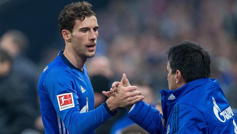 Leon Goretzka (links) klatscht Schalke-Manager Christian Heidel ab. Leon Goretzka (links) klatscht Schalke-Manager Christian Heidel ab.