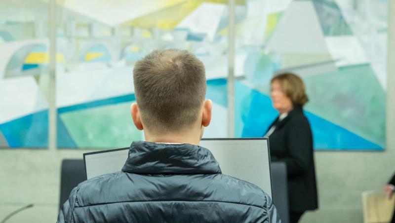 Der wegen Missbrauchs von Kindern angeklagter Logopäde (l) steht im Sitzungssaal im Landgericht. Foto: Daniel Karmann/dpa/Archivbild Der wegen Missbrauchs von Kindern angeklagter Logopäde (l) steht im Sitzungssaal im Landgericht. Foto: Daniel Karmann/dpa/Archivbild