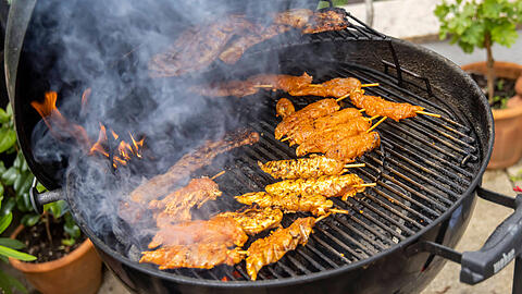 Nach dem Grillen kommt das Rostreinigen, doch auf eine Drahtbürste sollte man dabei besser verzichten. Nach dem Grillen kommt das Rostreinigen, doch auf eine Drahtbürste sollte man dabei besser verzichten.