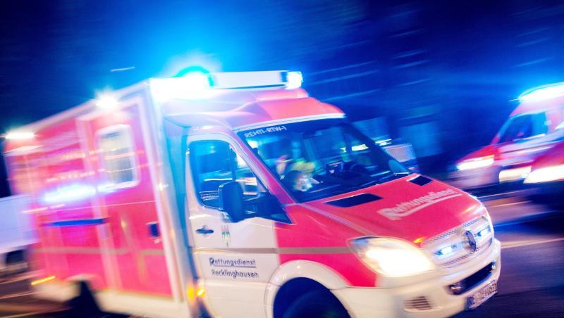 Ein Rettungswagen fährt mit Blaulicht durch eine Straße. Foto: Marcel Kusch/dpa/Symbolbild Ein Rettungswagen fährt mit Blaulicht durch eine Straße. Foto: Marcel Kusch/dpa/Symbolbild