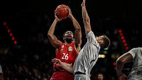 Bester Werfer beim Bundesliga-Debüt: Der neue FCBB-Star Spencer Dinwiddie (l.) zeigt bereits Auszüge seiner großen Qualität. Bester Werfer beim Bundesliga-Debüt: Der neue FCBB-Star Spencer Dinwiddie (l.) zeigt bereits Auszüge seiner großen Qualität.
