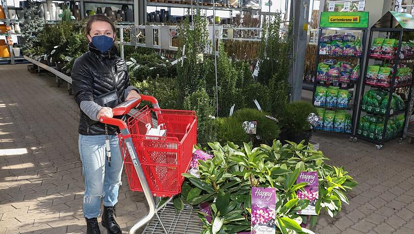 Hier wird der Balkon aufgehübscht - mit gleich drei Rhododendron-Bäumchen. Kostümbildnerin Leni (31) will "übers Grün in den Himmel schauen". Hier wird der Balkon aufgehübscht - mit gleich drei Rhododendron-Bäumchen. Kostümbildnerin Leni (31) will "übers Grün in den Himmel schauen".