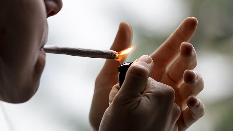 Ein Joint wird angezündet - bald ein häufiger Anblick? Die Ampel-Parteien wollen Cannabis für den Genuss legalisieren. Ein Joint wird angezündet - bald ein häufiger Anblick? Die Ampel-Parteien wollen Cannabis für den Genuss legalisieren.