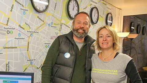 Die Koordinatoren von "München muss handeln" Markus Randau und Stephanie Hirn stehen in ihrer kleinen Einsatzzentrale. Die Koordinatoren von "München muss handeln" Markus Randau und Stephanie Hirn stehen in ihrer kleinen Einsatzzentrale.