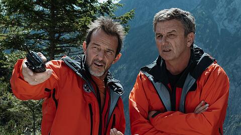"Der Bergdoktor: Am Anschlag": Trotz seiner Krankschreibung nimmt Moritz Stölzer (Hans-Werner Meyer, l.) an der Suchaktion der Bergrettung teil. "Der Bergdoktor: Am Anschlag": Trotz seiner Krankschreibung nimmt Moritz Stölzer (Hans-Werner Meyer, l.) an der Suchaktion der Bergrettung teil.