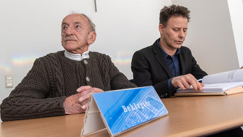 Der Beklagte 89-Jährige Rudolf K. (l.) sitzt zu Beginn eines Zivilprozesses mit seinem Anwalt Emil Kellner an seinem Platz im Gerichtssaal des Amtsgerichts. Der Beklagte 89-Jährige Rudolf K. (l.) sitzt zu Beginn eines Zivilprozesses mit seinem Anwalt Emil Kellner an seinem Platz im Gerichtssaal des Amtsgerichts.