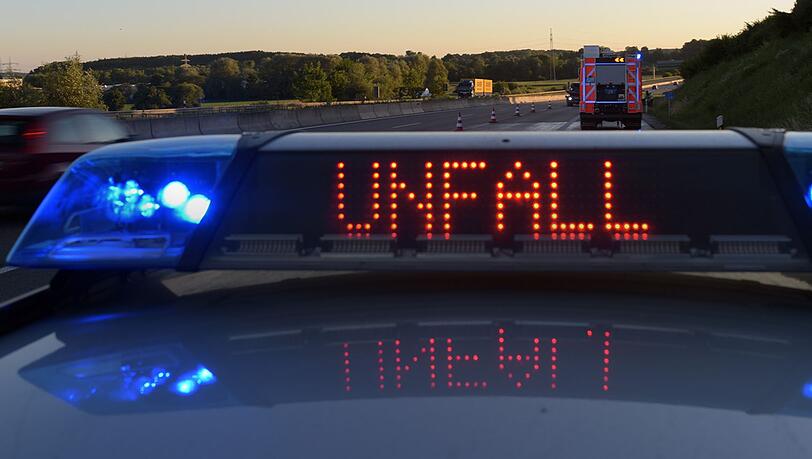 Die Autobahn 8 war nach dem Unfall in Fahrtrichtung München gesperrt. (Symbolbild) Die Autobahn 8 war nach dem Unfall in Fahrtrichtung München gesperrt. (Symbolbild)