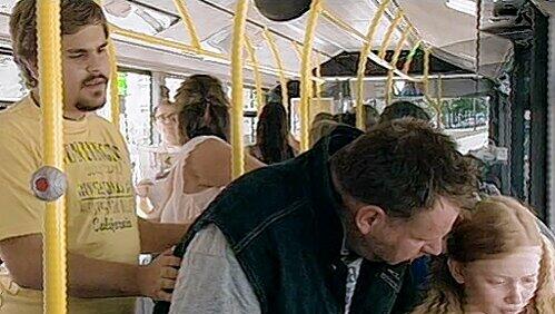 Szene aus dem Aktenzeichen-XY-Film: Thomas Bursik (links) stellt einen Sex-Täter, der eine Schülerin in einem Bus belästigt und sogar begrabscht. Szene aus dem Aktenzeichen-XY-Film: Thomas Bursik (links) stellt einen Sex-Täter, der eine Schülerin in einem Bus belästigt und sogar begrabscht.