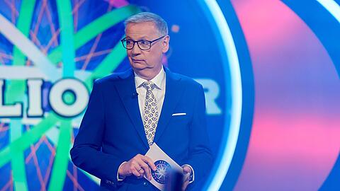 Beim "Großen Zocker-Special" von "Wer wird Millionär?" nimmt ein Münchner Kandidat auf dem Ratestuhl Platz. Doch Günther Jauch frotzelt und fordert im Spaß dessen Rauswurf. Beim "Großen Zocker-Special" von "Wer wird Millionär?" nimmt ein Münchner Kandidat auf dem Ratestuhl Platz. Doch Günther Jauch frotzelt und fordert im Spaß dessen Rauswurf.