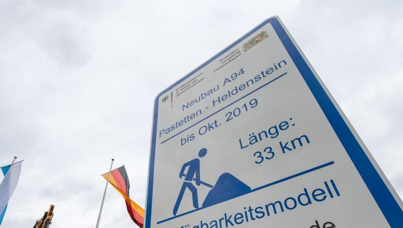 Ein Schild mit der Aufschrift "Neubau A94 Pastetten - Heldenstein bis Okt. 2019" steht an der Autobahnbaustelle. Foto: Matthias Balk/Archivbild Ein Schild mit der Aufschrift "Neubau A94 Pastetten - Heldenstein bis Okt. 2019" steht an der Autobahnbaustelle. Foto: Matthias Balk/Archivbild