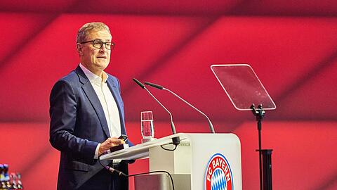 "Wir sind einfach ein Klub sind, der zueinandersteht, der miteinander arbeitet", sagt Vorstandsboss Jan-Christian Dreesen über den FC Bayern. "Wir sind einfach ein Klub sind, der zueinandersteht, der miteinander arbeitet", sagt Vorstandsboss Jan-Christian Dreesen über den FC Bayern.