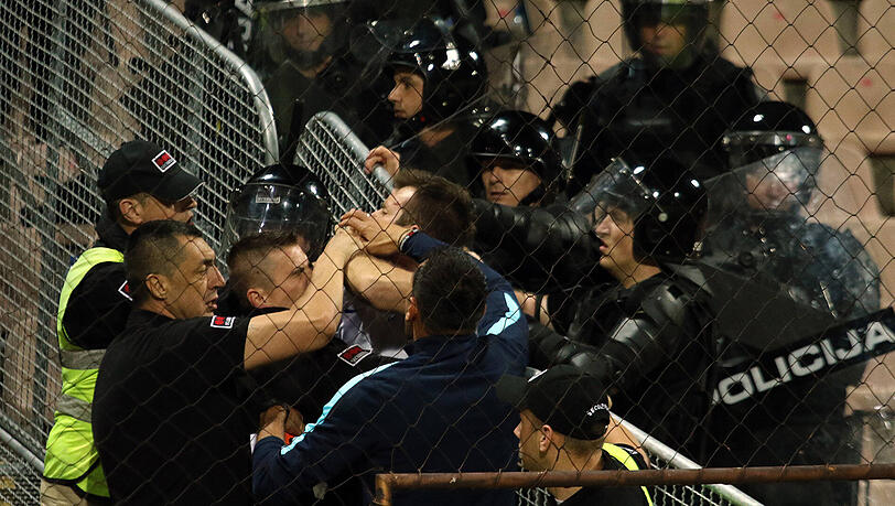 Während der Begegnung lieferten sich griechische Fans darüber hinaus Auseinandersetzungen mit der Polizei. Während der Begegnung lieferten sich griechische Fans darüber hinaus Auseinandersetzungen mit der Polizei.