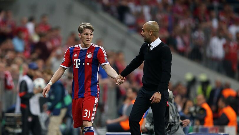 Von 2013 bis 2015 gemeinsam beim FC Bayern: Bastian Schweinsteiger und Trainer Pep Guardiola (r.). (Archivbild) Von 2013 bis 2015 gemeinsam beim FC Bayern: Bastian Schweinsteiger und Trainer Pep Guardiola (r.). (Archivbild)
