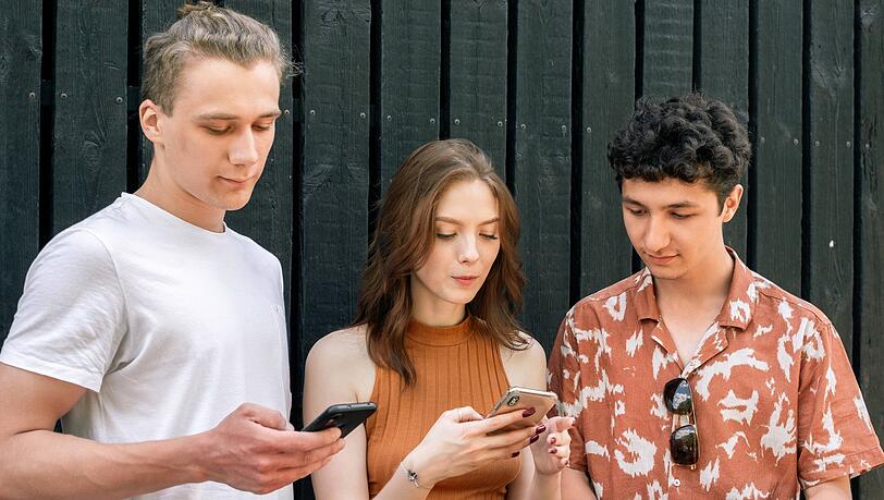 Generation Z ist dafür bekannt, viel am Handy zu hängen.Dabei sind sie durchauskritisch, was Social Media betrifft. Generation Z ist dafür bekannt, viel am Handy zu hängen.Dabei sind sie durchauskritisch, was Social Media betrifft.