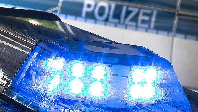 Politische Schmierschriften in der Nähe des Tatorts könnten für die Polizei eine Spur in diesem Fall sein. Politische Schmierschriften in der Nähe des Tatorts könnten für die Polizei eine Spur in diesem Fall sein.