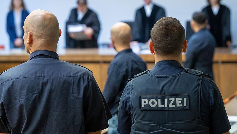 Die beiden Angeklagten sind laut Gerichtssprecher zu mehrjährigen Haftstrafen verurteilt worden. Die beiden Angeklagten sind laut Gerichtssprecher zu mehrjährigen Haftstrafen verurteilt worden.