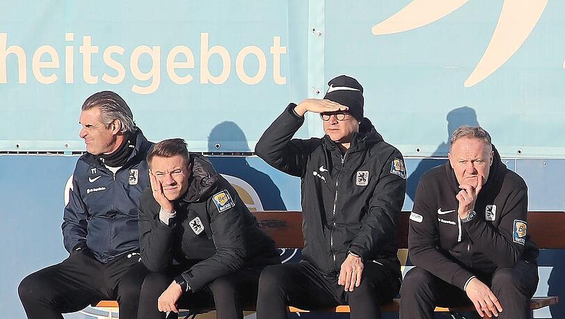 Es gibt noch viel zu tun: Interimstrainer Frank Schmöller (r.) beobachtet das interne Testspiel zusammen mit seinem eigentlichen U21-Assistenten Thomas Hiechinger (2.v.r.), sowie den alteingesessenen Profi-Co-Trainern Hary Huber (l.) und Franz Hübl. Es gibt noch viel zu tun: Interimstrainer Frank Schmöller (r.) beobachtet das interne Testspiel zusammen mit seinem eigentlichen U21-Assistenten Thomas Hiechinger (2.v.r.), sowie den alteingesessenen Profi-Co-Trainern Hary Huber (l.) und Franz Hübl.