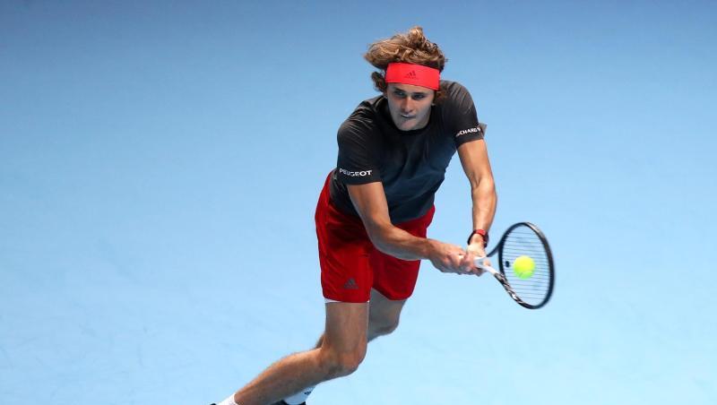 Alexander Zverev unterliegt dem Serben Novak Djokovic klar in zwei Sätzen. Alexander Zverev unterliegt dem Serben Novak Djokovic klar in zwei Sätzen.