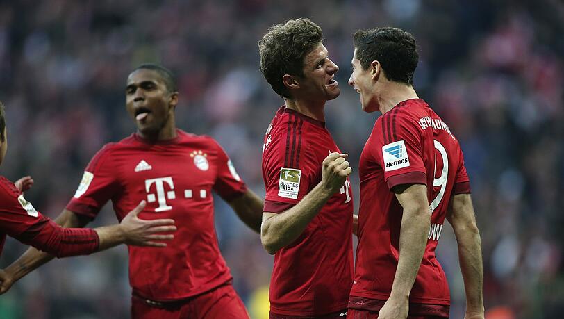 Offensive der Extraklasse: Die Bayern Costa, Müller und Lewandowski bejubeln das 3:1 gegen Dortmund. Offensive der Extraklasse: Die Bayern Costa, Müller und Lewandowski bejubeln das 3:1 gegen Dortmund.
